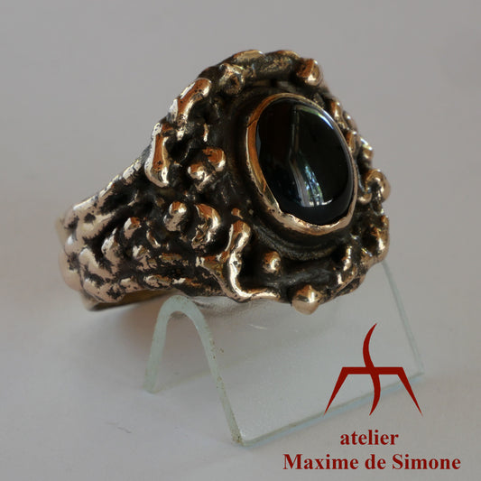 Bague sculptée en bronze avec un cabochon d'onyx noir