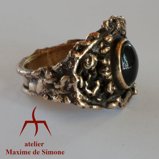 Bague sculptée en bronze avec un cabochon d'onyx noir