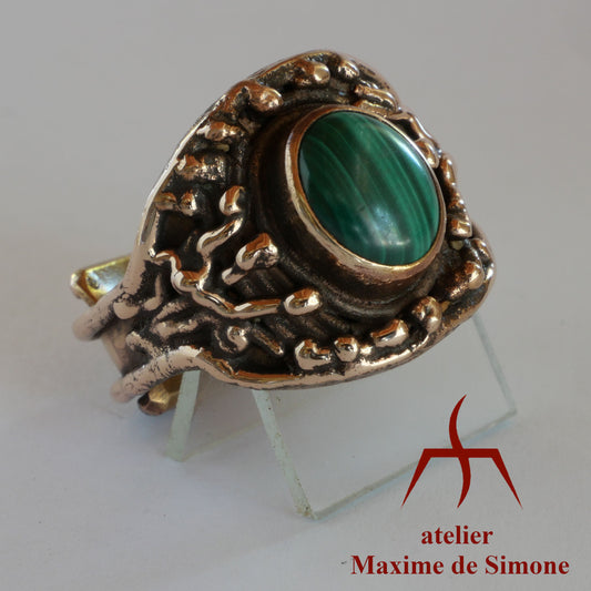 Bague réglable sculptée en bronze avec un cabochon de malachite