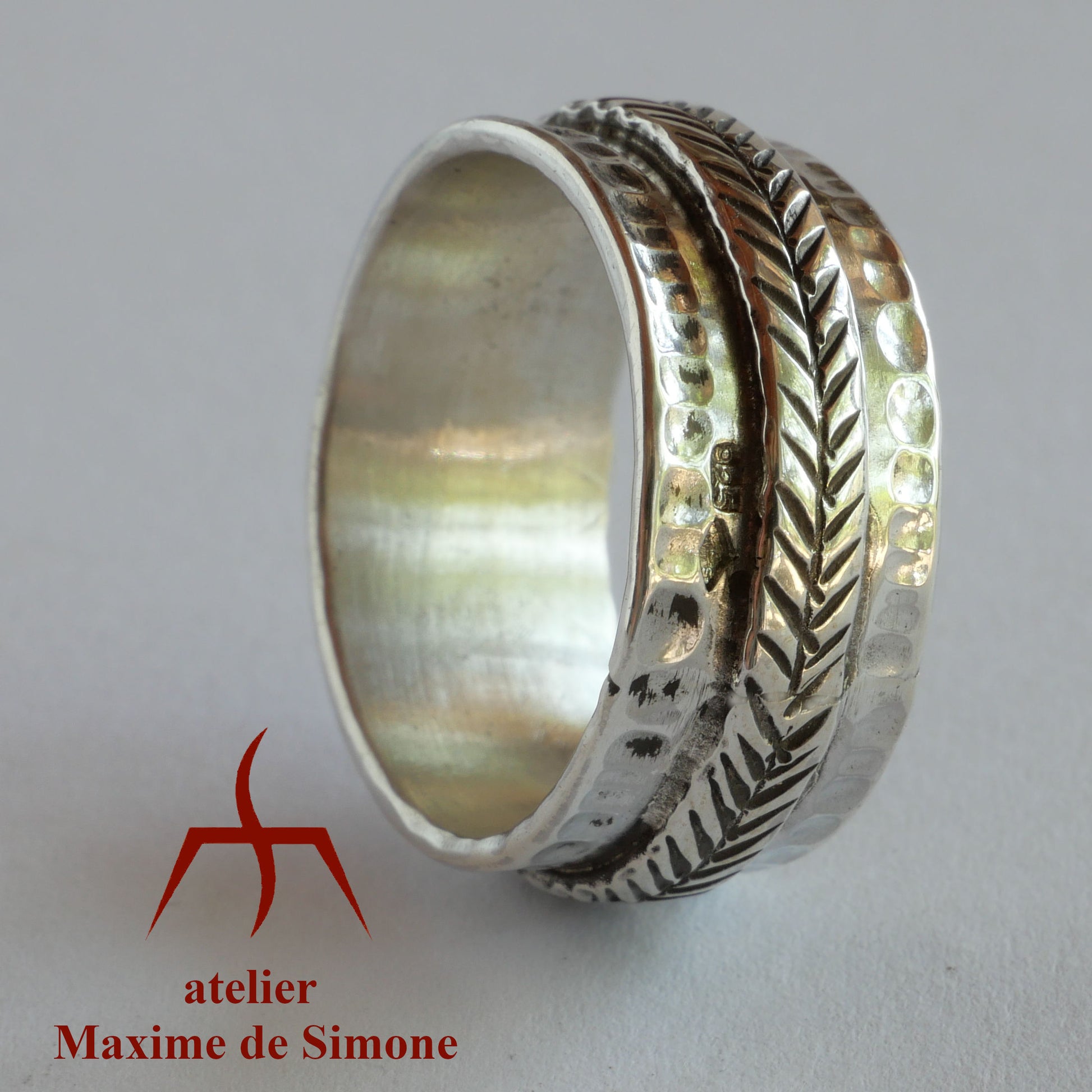 Large bague personnalisable en argent massif avec motifs poinçonnés