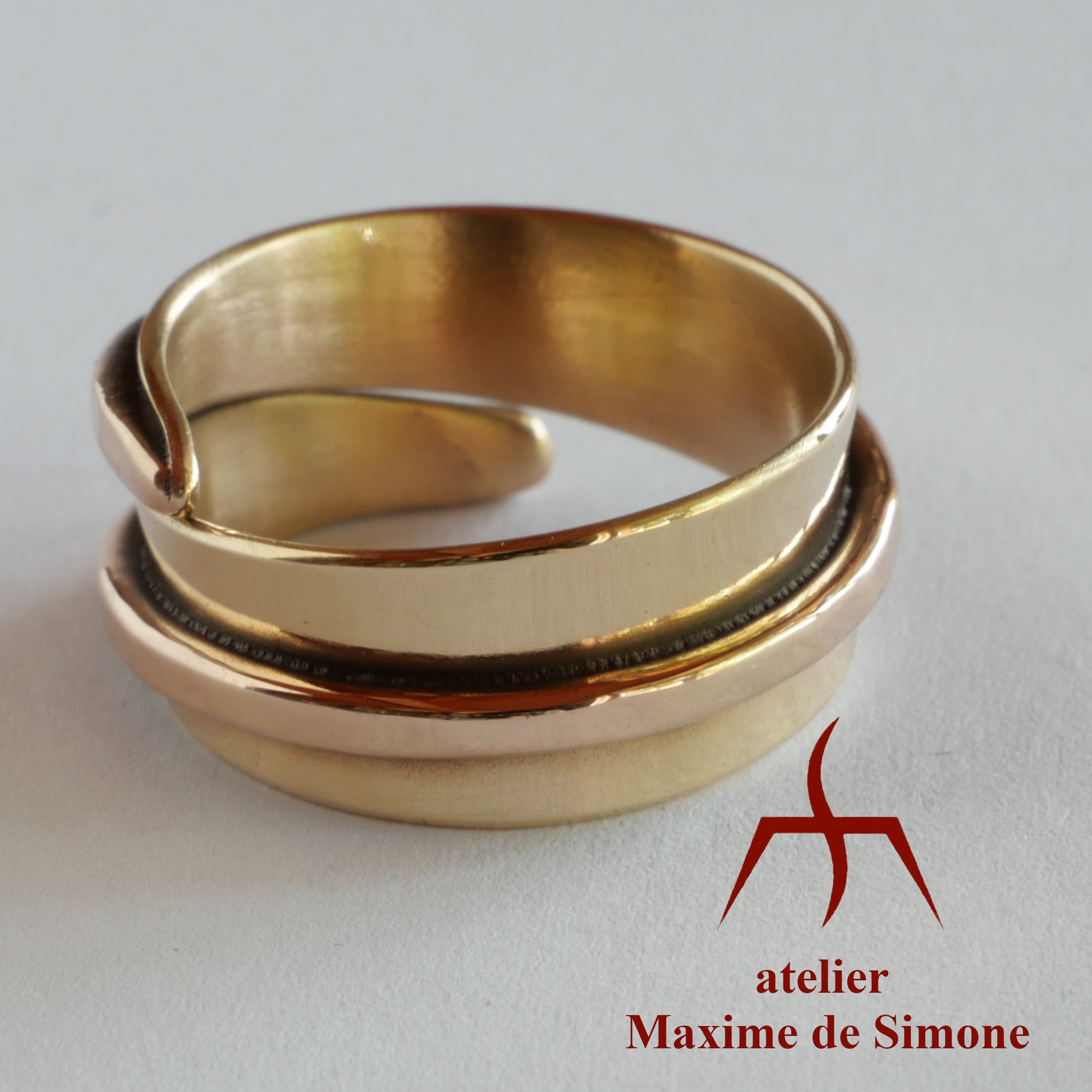 bague réglable en bronze décorée d’un fil soudé
