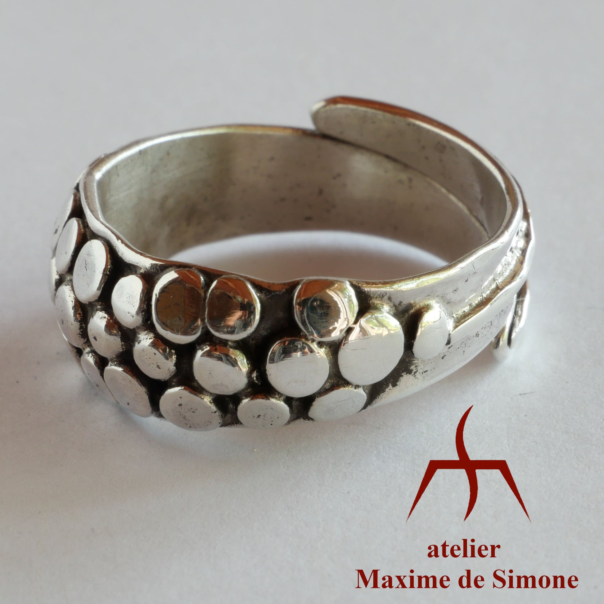 bague en argent massif ornée de boules aplaties
