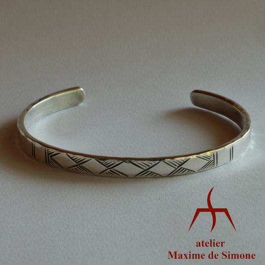 bracelet en argent martelé avec motifs gravés