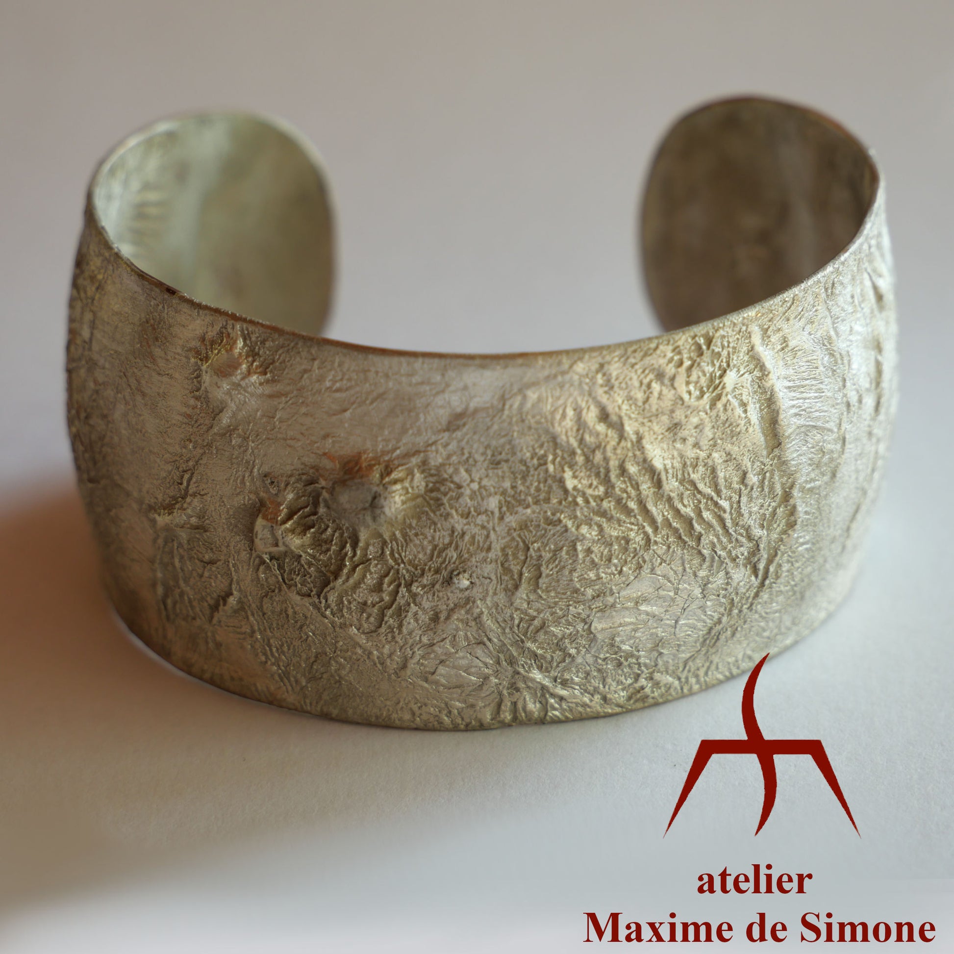 bracelet large en bronze et argent travaillé à la température de fusion