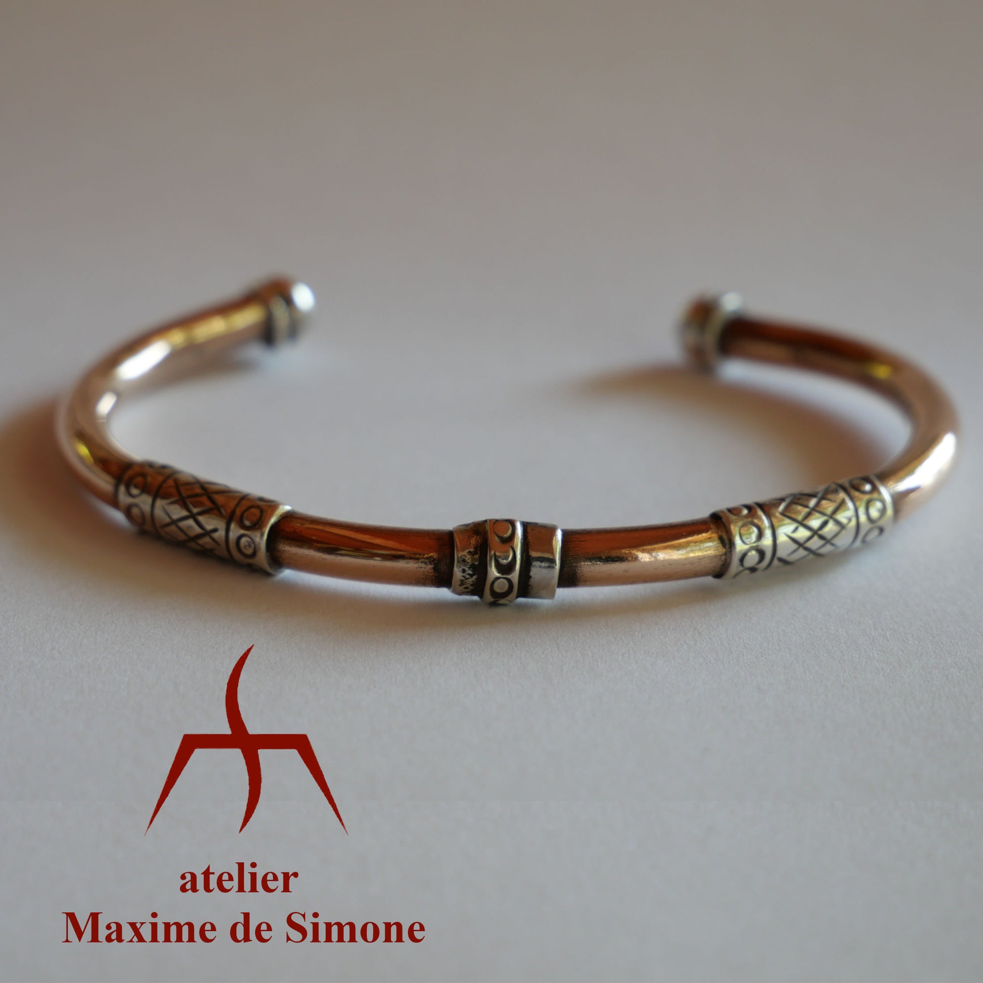bracelet en bronze avec des plaques décoratives en argent