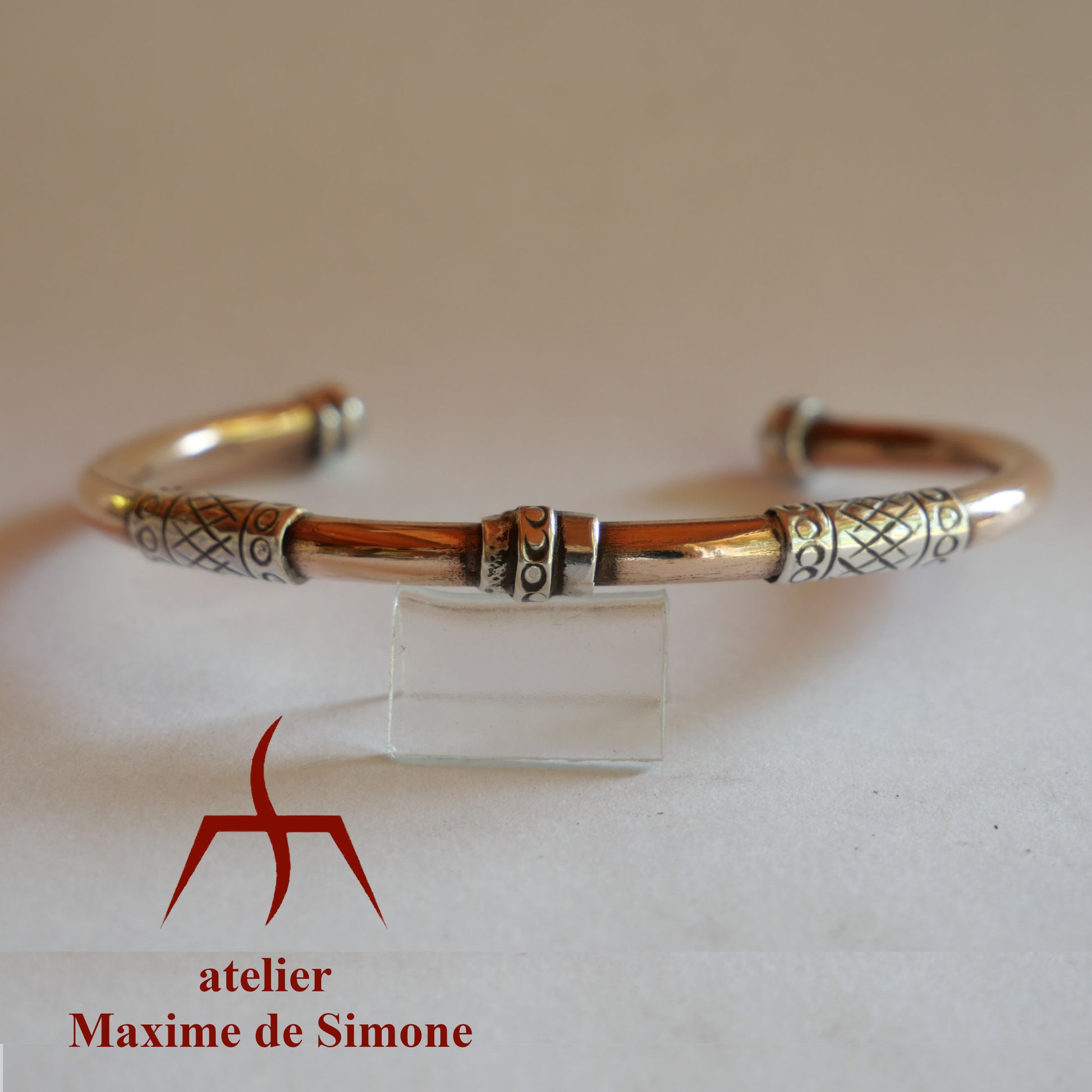 bracelet en bronze avec des plaques décoratives en argent