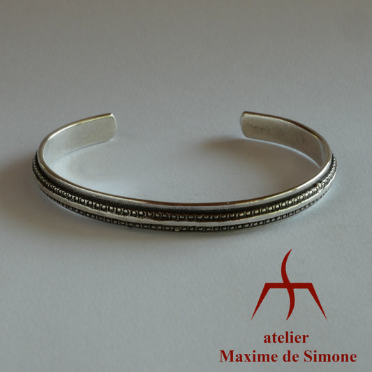 bracelet en argent décoré de motifs poinçonnés