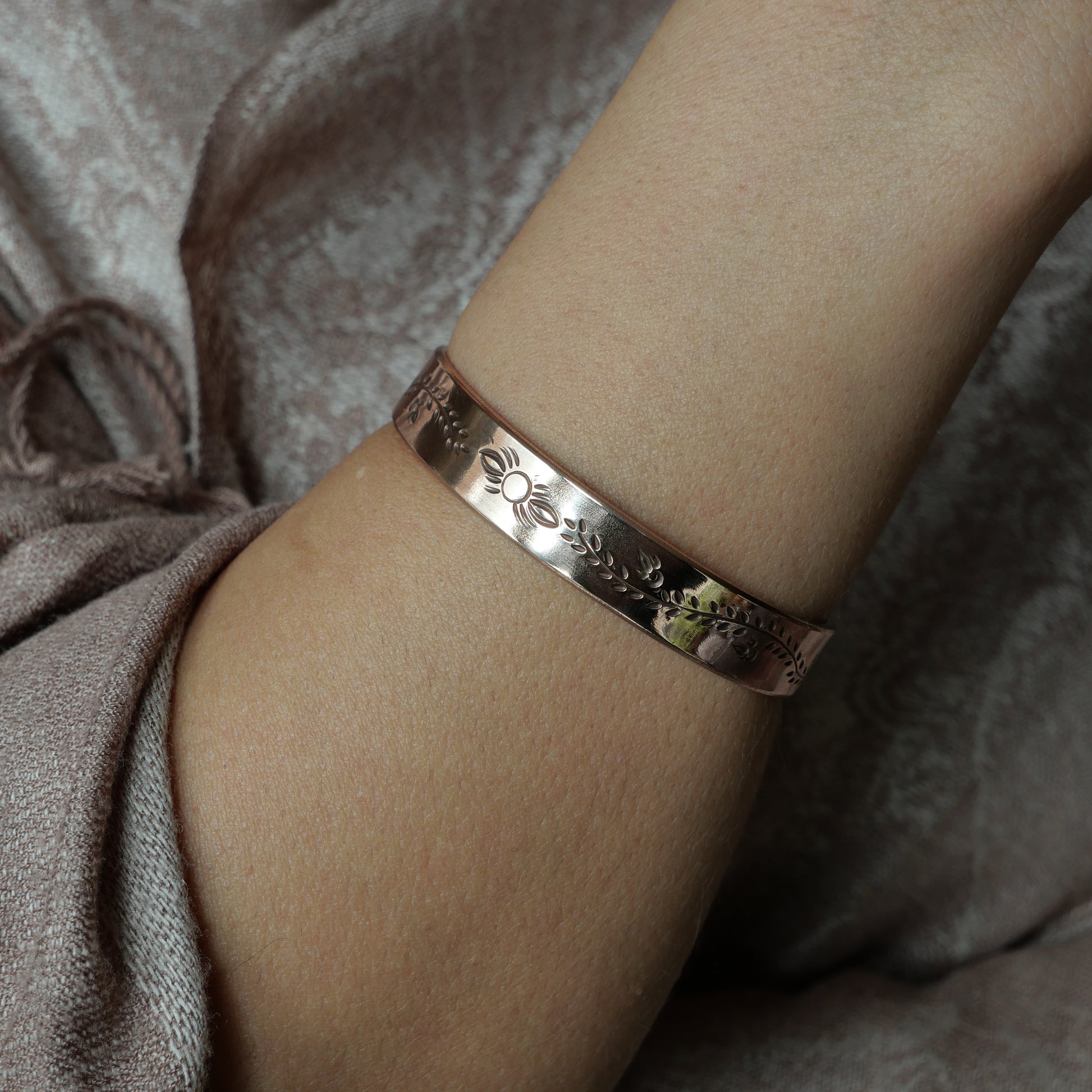 bracelet personnalisable en bronze ambré gravé de motifs végétaux