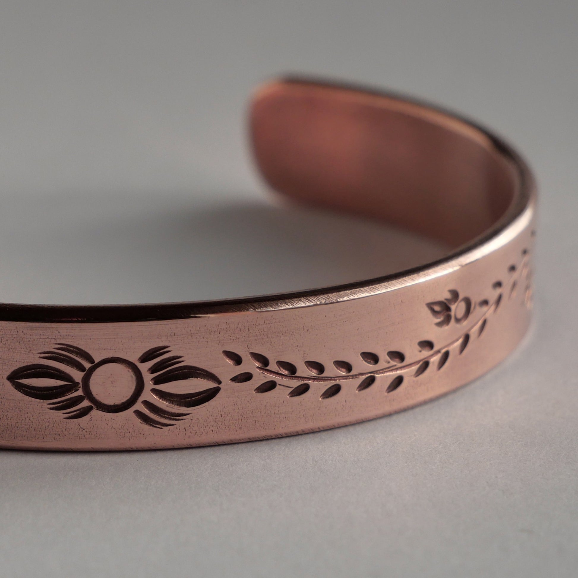 bracelet personnalisable en bronze ambré gravé de motifs végétaux