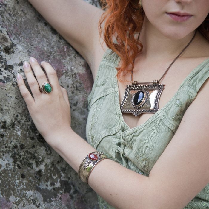 Pendentif en&nbsp; bronze décoré de motifs soudés orné d'un cabochon