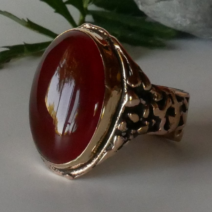 sculpted bronze ring decorated with a carnelian agate cabochon