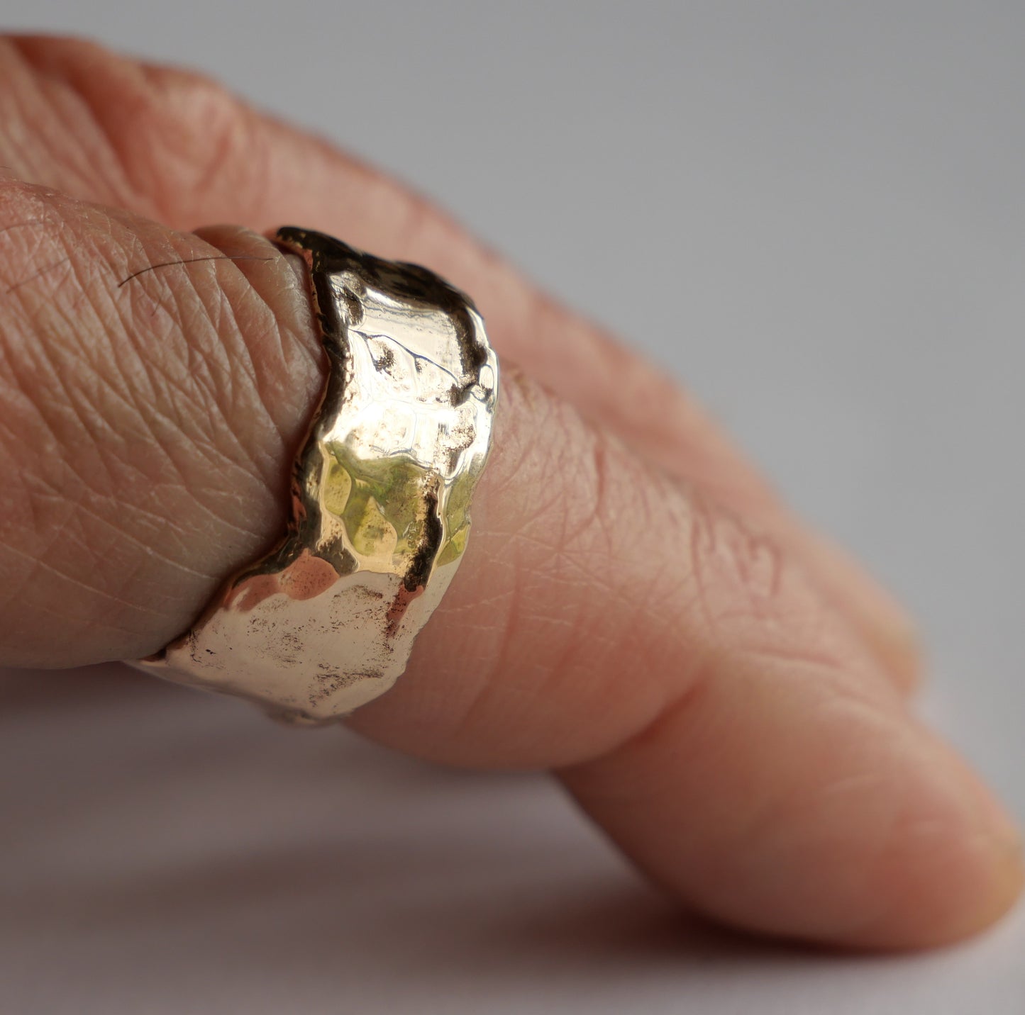 Large bague en bronze sculpté et martelé pour hommes et femmes