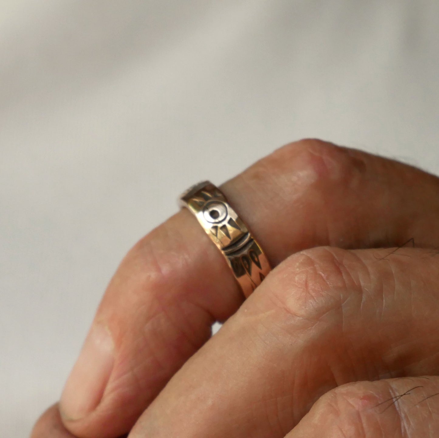 bague en bronze personnalisable gravée de motifs solaires