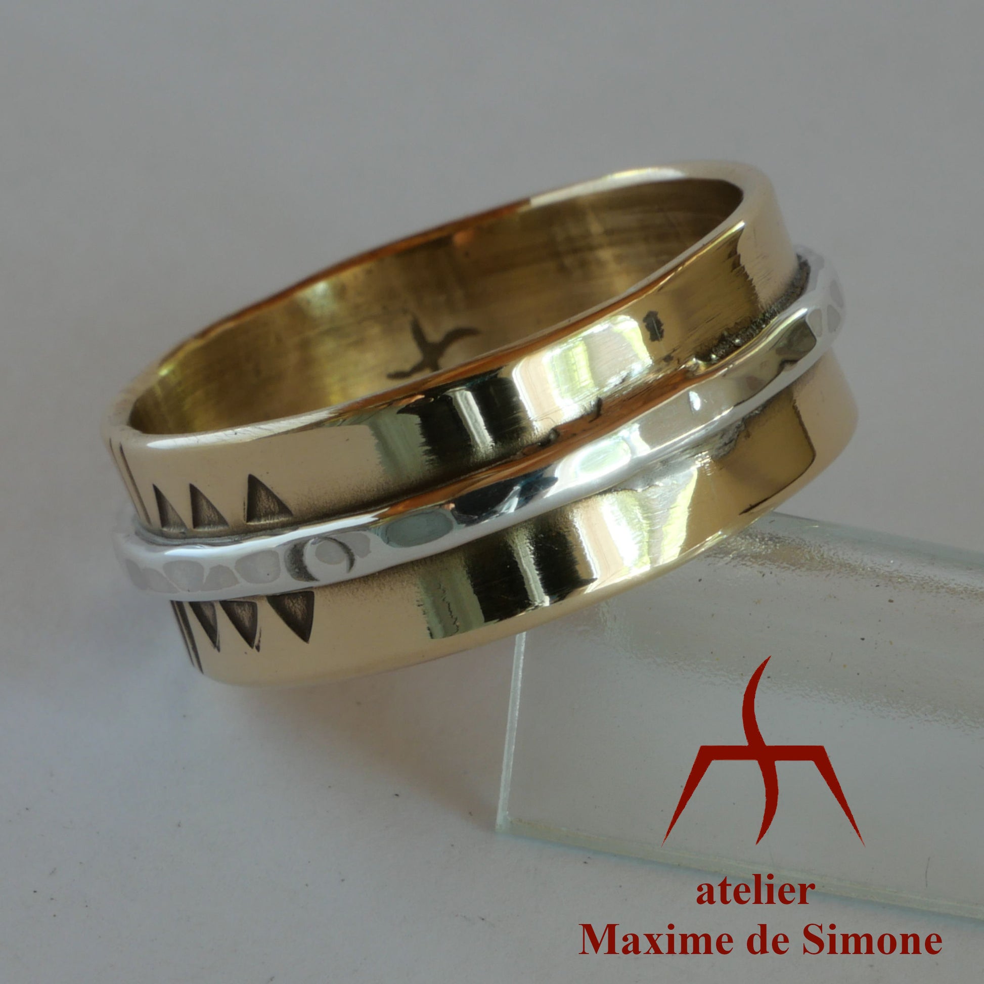 Bague en bronze décorée d'un fil d'argent et de motifs gravés