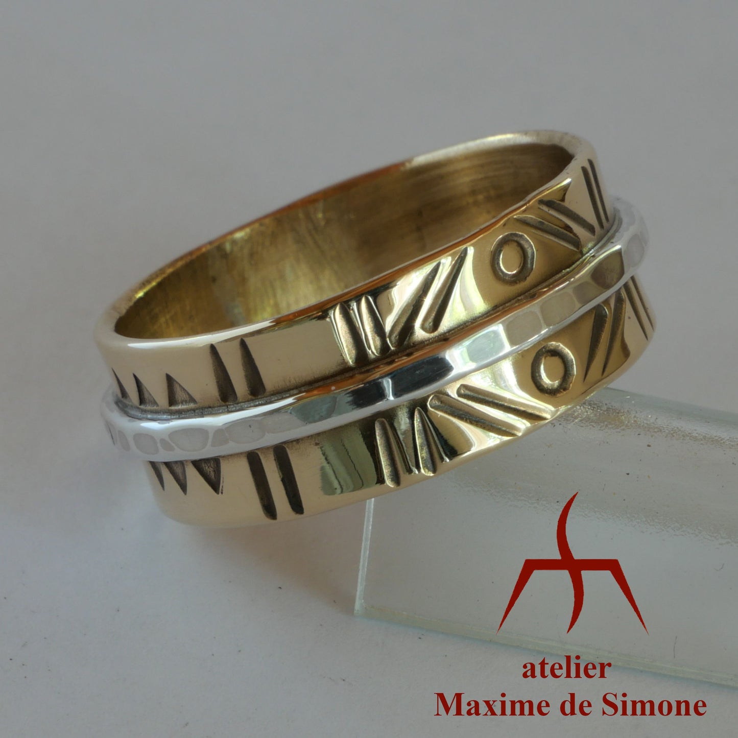 Bague en bronze décorée d'un fil d'argent et de motifs gravés