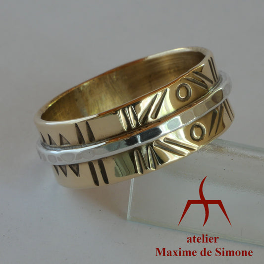 Bague en bronze décorée d'un fil d'argent et de motifs gravés