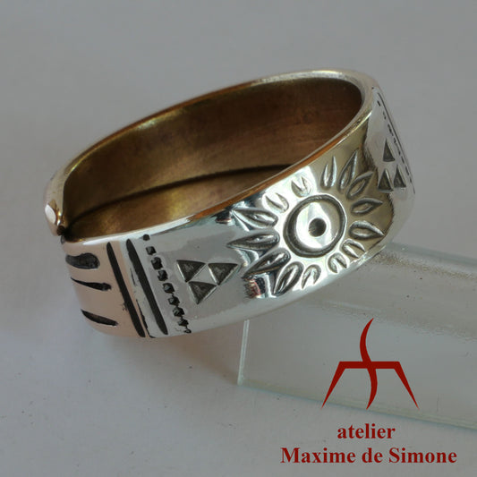  en bronze décorée d'une plaque d'argent gravée