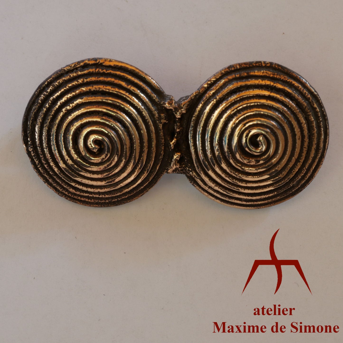 Broche en bronze décorée de spirales 