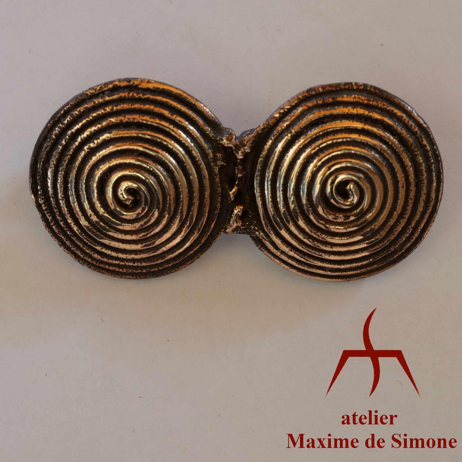Broche en bronze décorée de spirales 