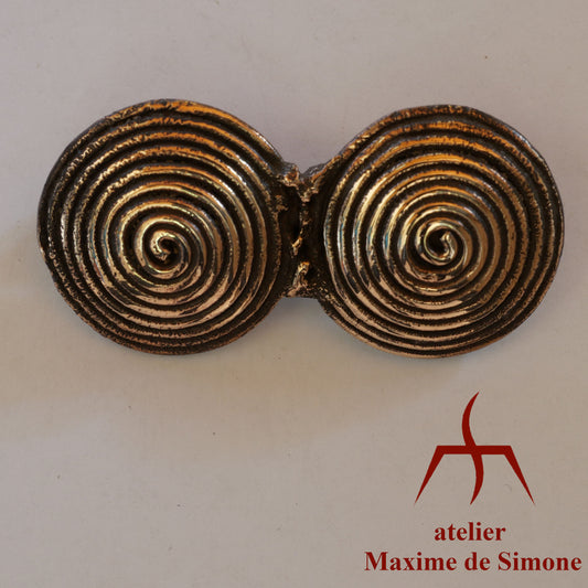 Broche en bronze décorée de spirales 