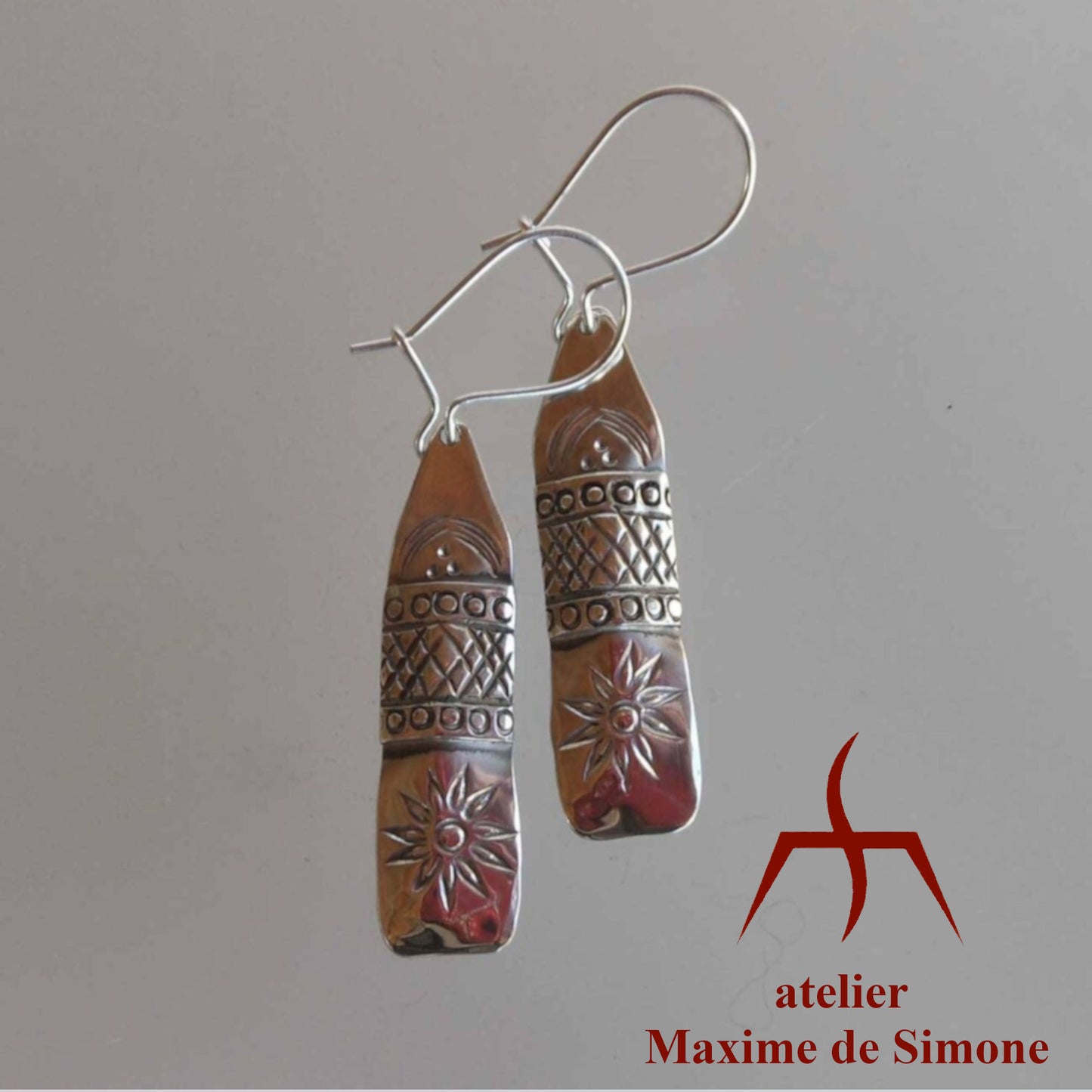 boucles d’oreilles en argent décorées de motifs poinçonnés