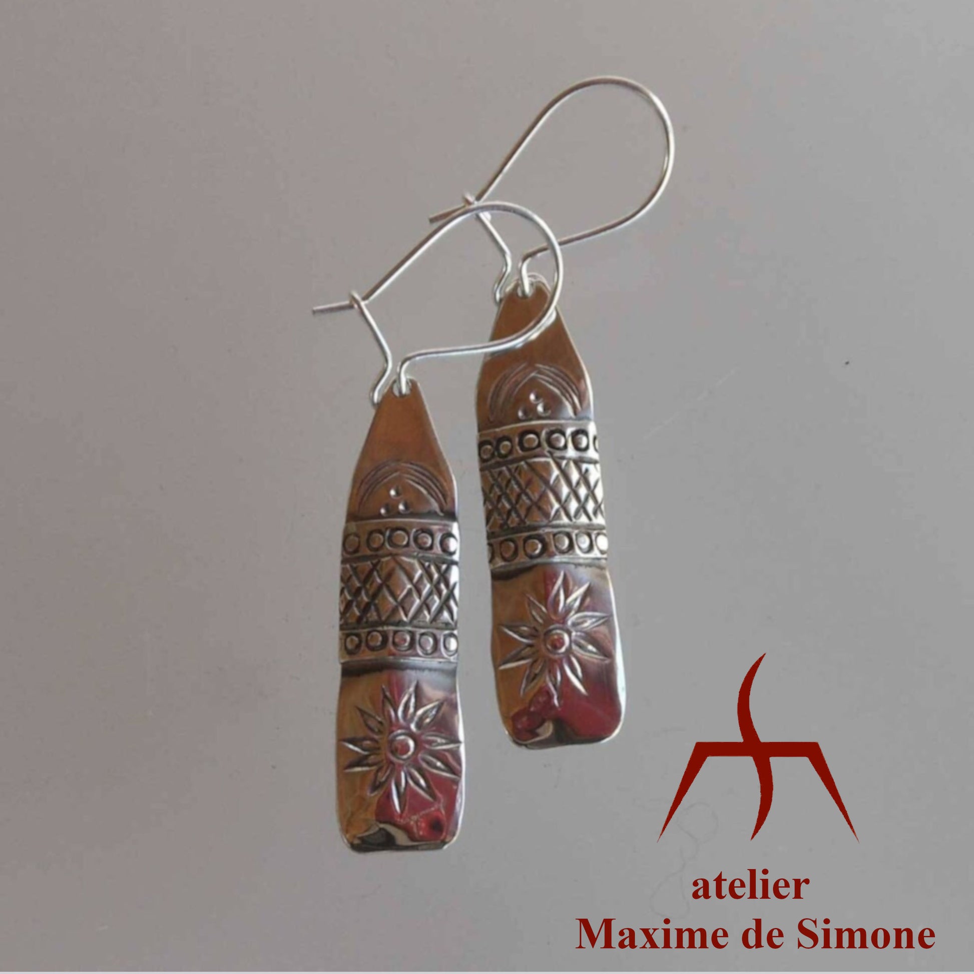 boucles d’oreilles en argent décorées de motifs poinçonnés