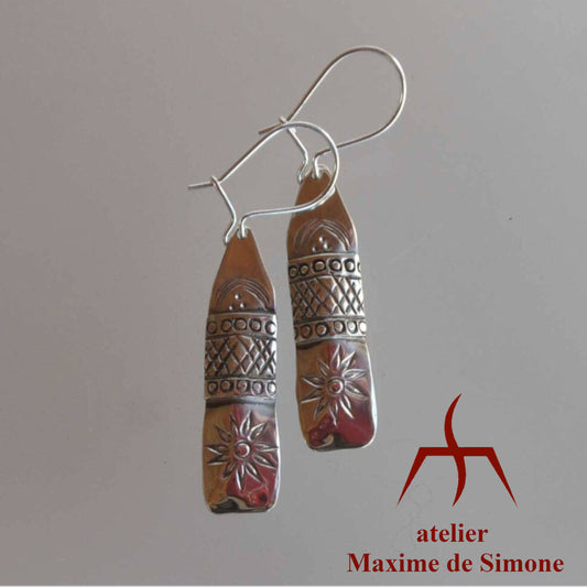 boucles d’oreilles en argent décorées de motifs poinçonnés