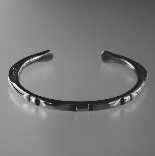 bracelet en fil d’argent entaillé et gravé à l’aide de poinçons