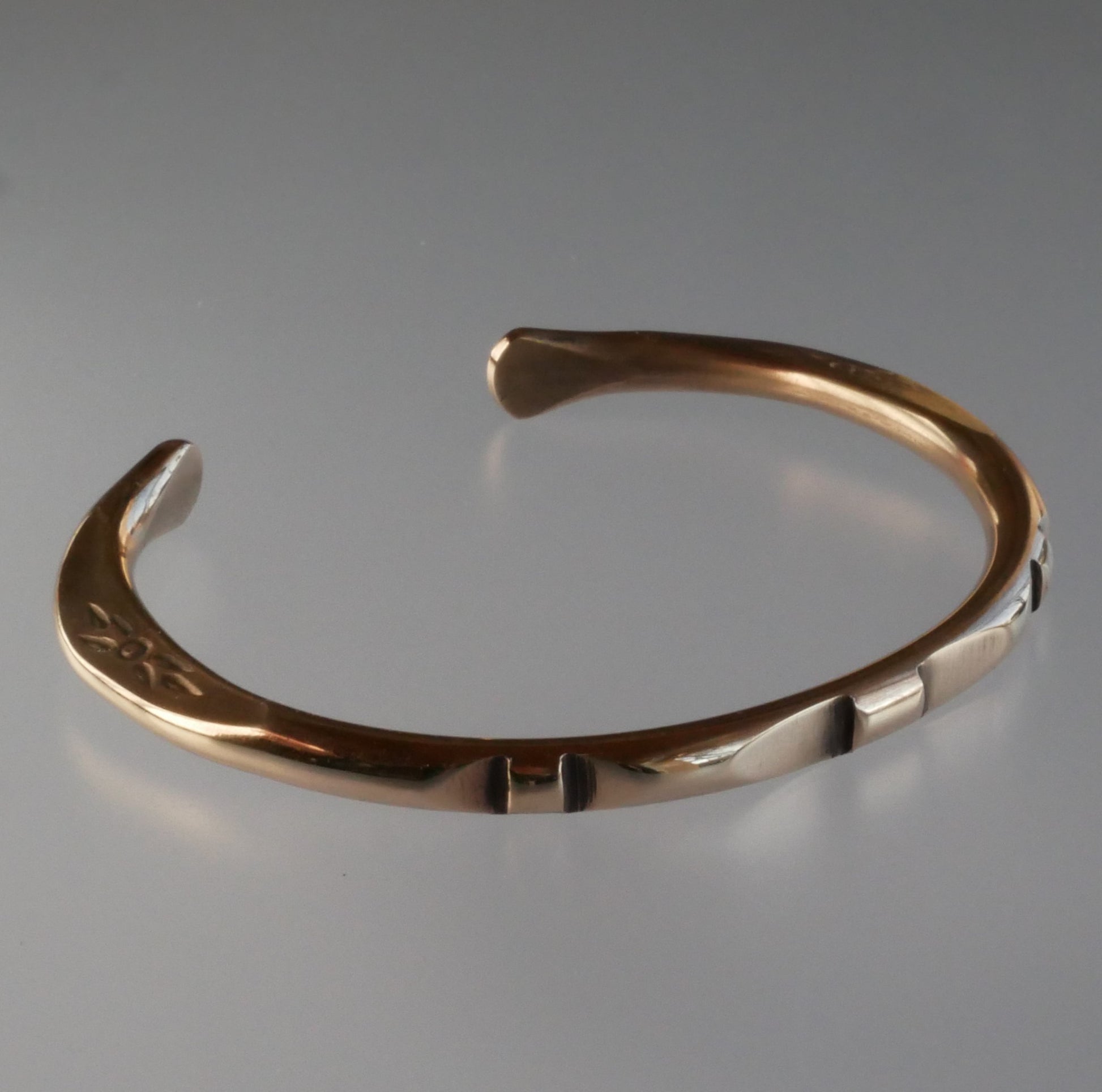 Bracelet en bronze orné de motifs poinçonnés