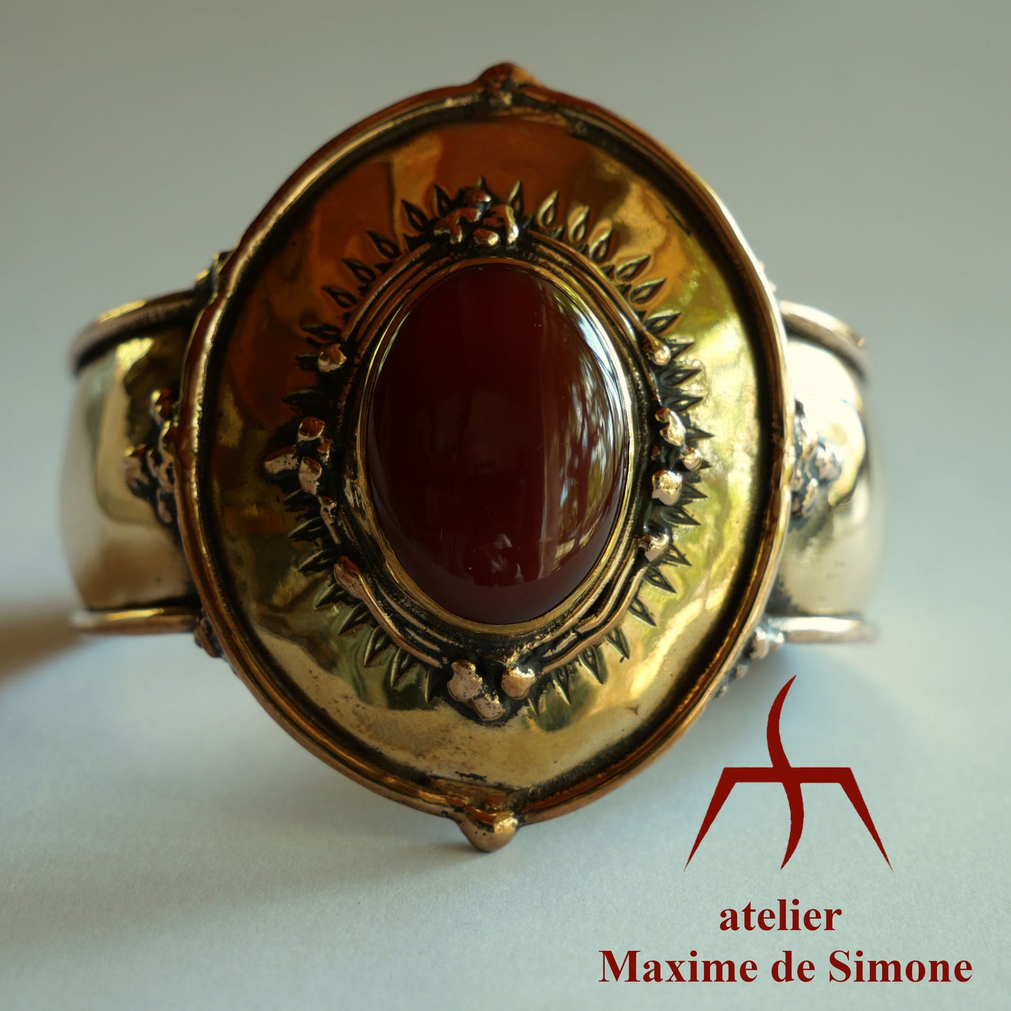 Large bracelet en bronze orné d'un cabochon d'agate cornaline
