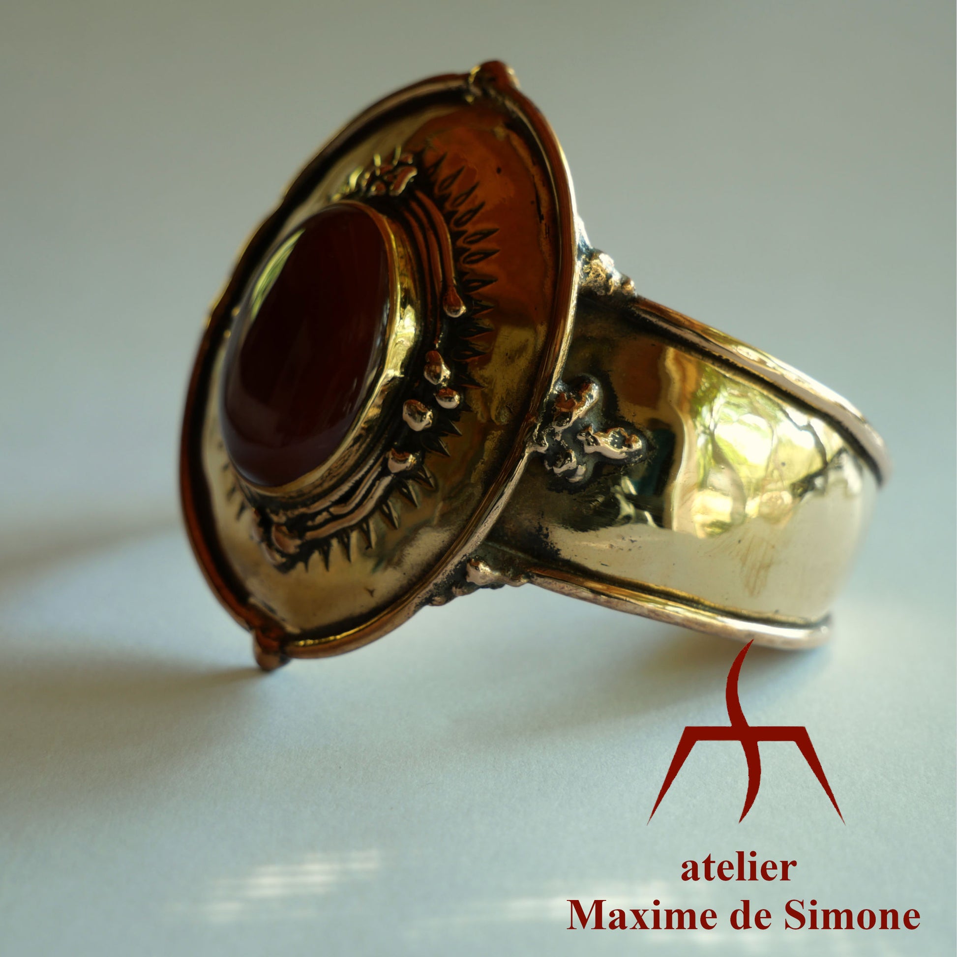 Large bracelet en bronze orné d'un cabochon d'agate cornaline