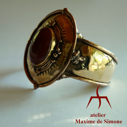 Large bracelet en bronze orné d'un cabochon d'agate cornaline