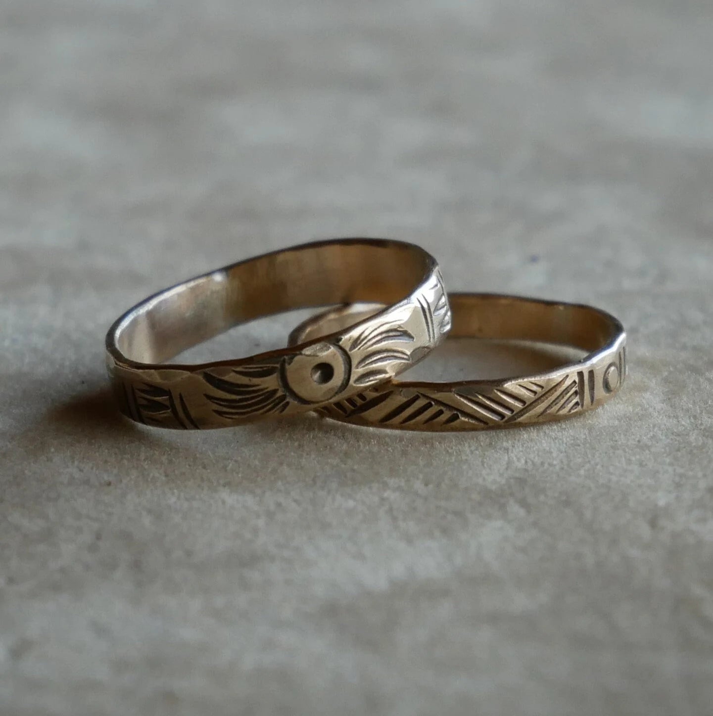 bague en bronze gravée de motifs poinçonnés