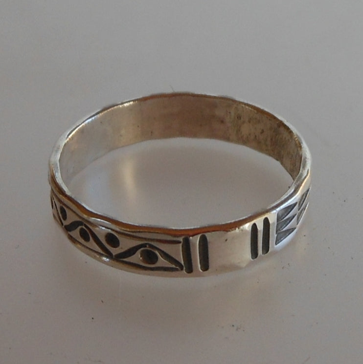 Bague en argent avec motif géométrique gravé