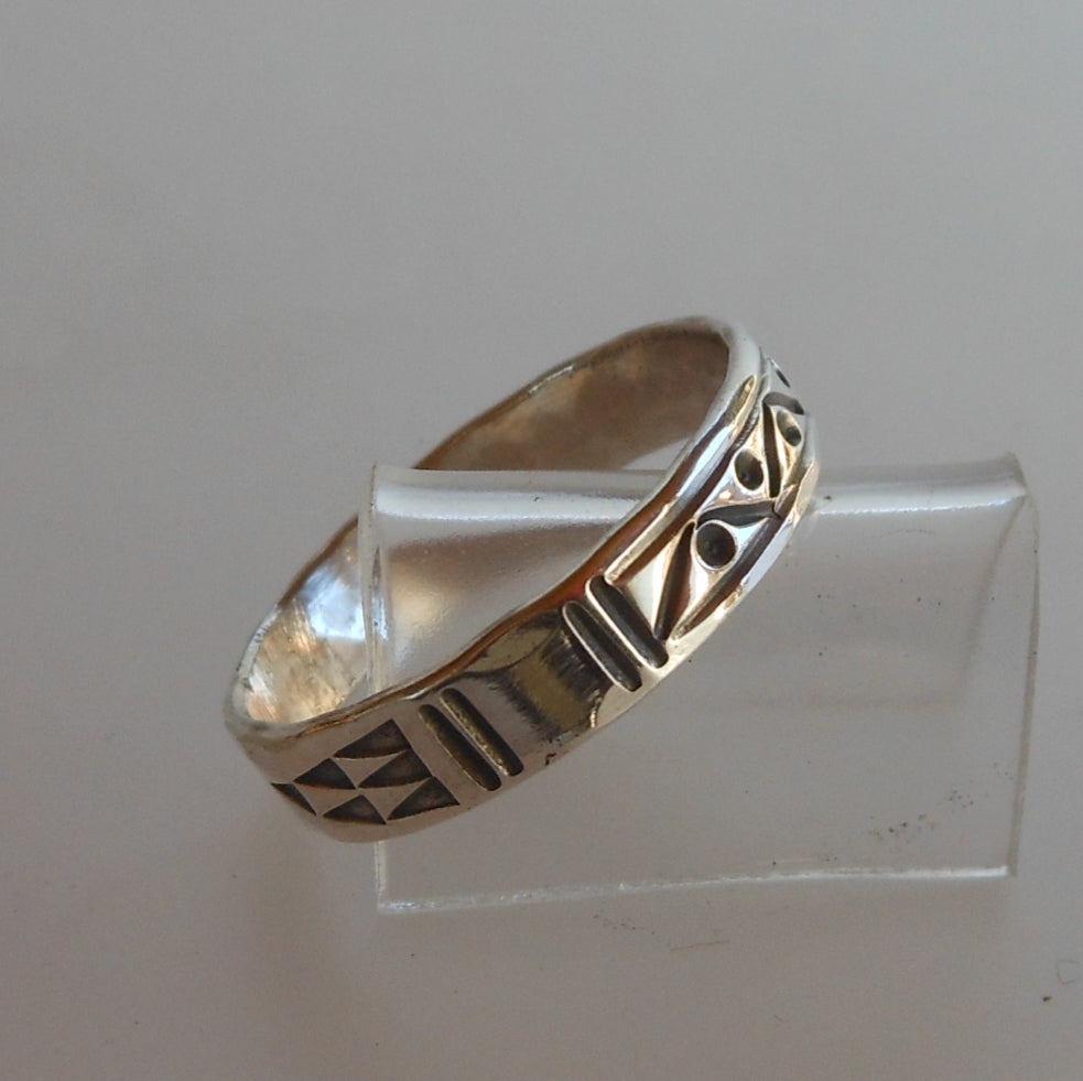 Bague en argent avec motif géométrique gravé