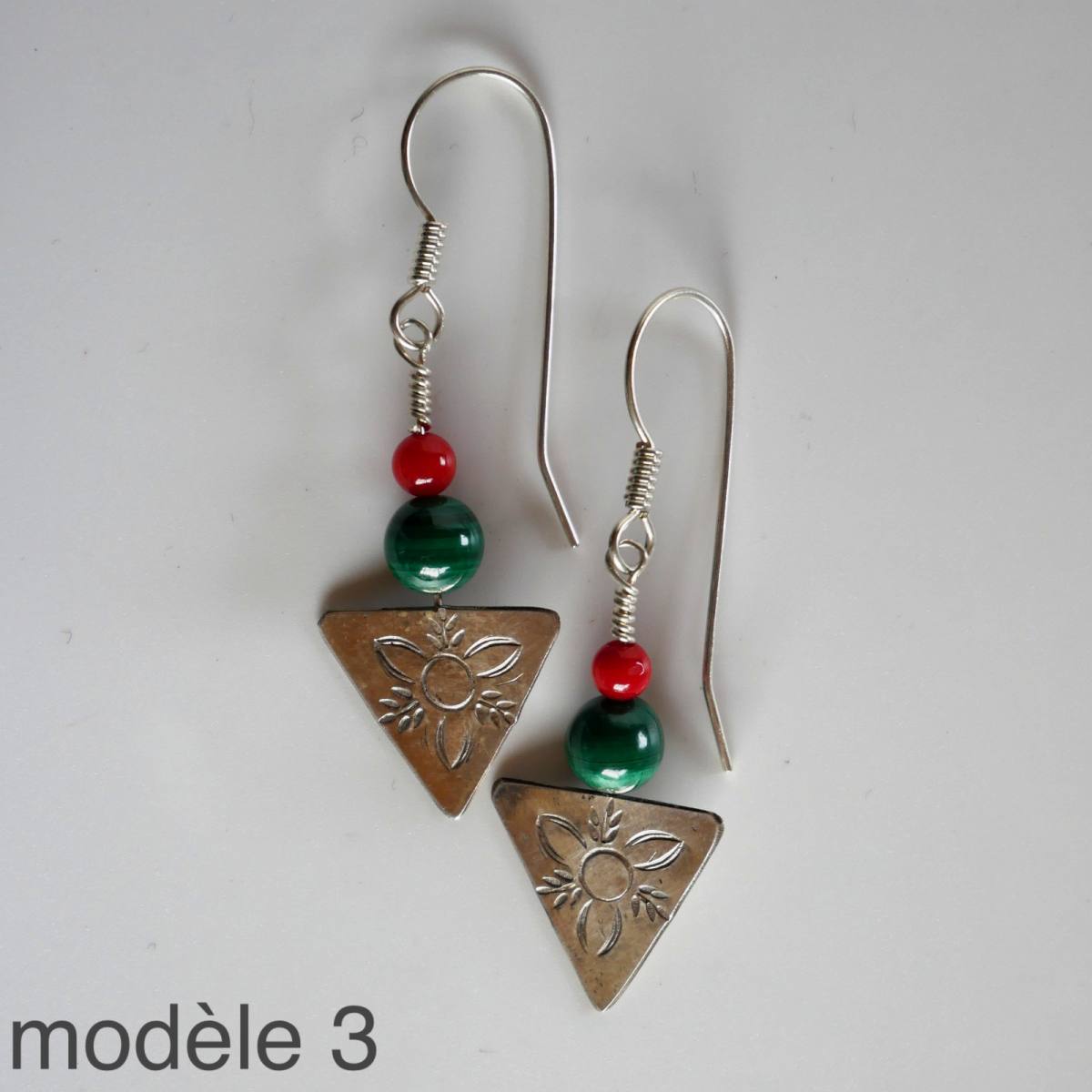 boucles d’oreilles triangulaires en argent avec pierres fines