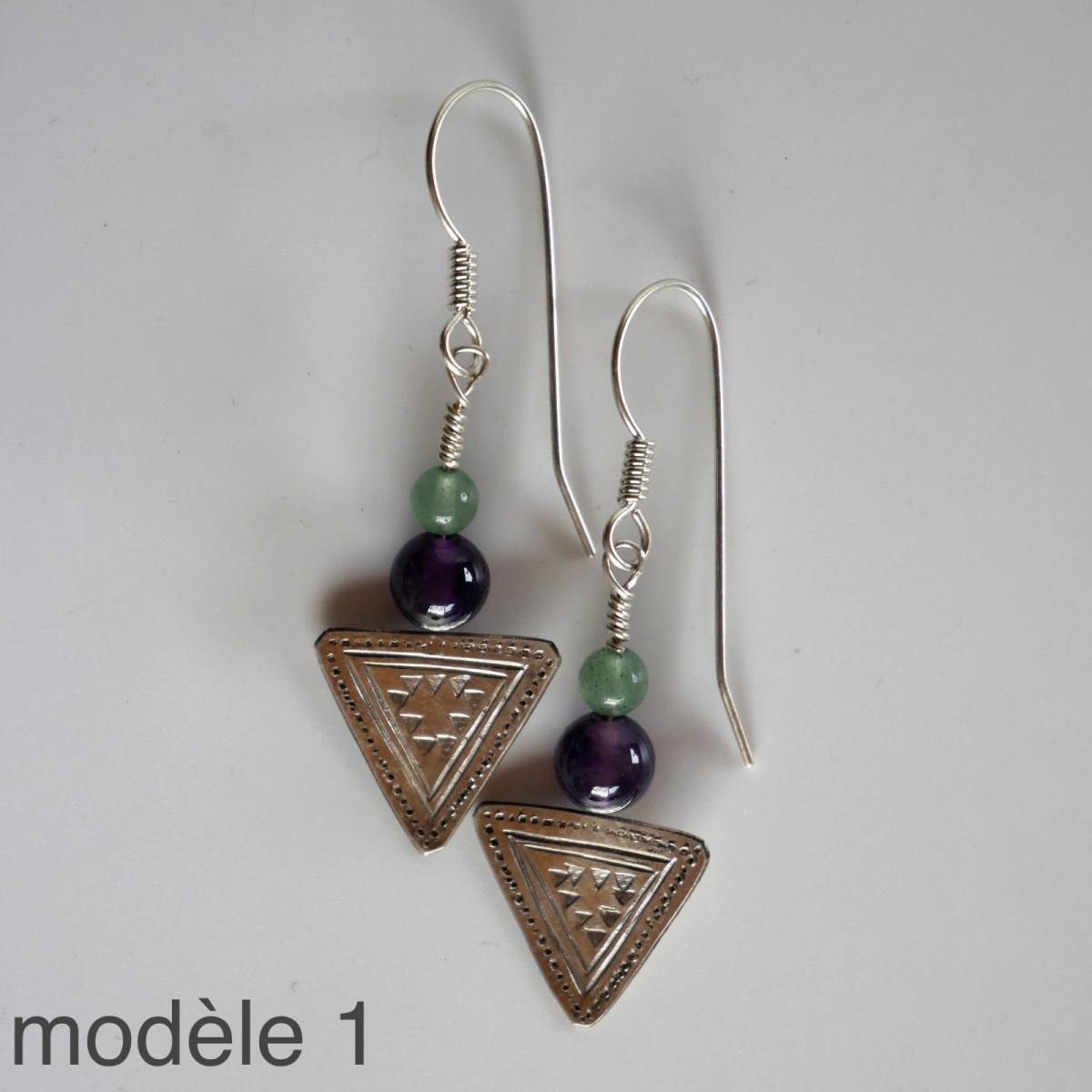 boucles d’oreilles triangulaires en argent avec pierres fines