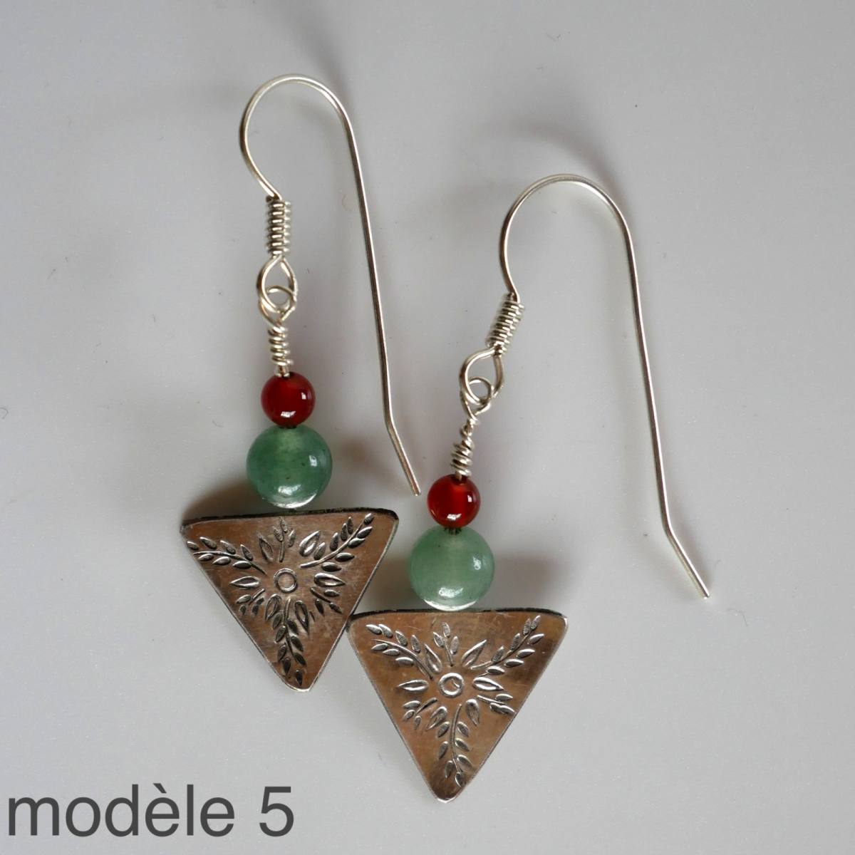 boucles d’oreilles triangulaires en argent avec pierres fines