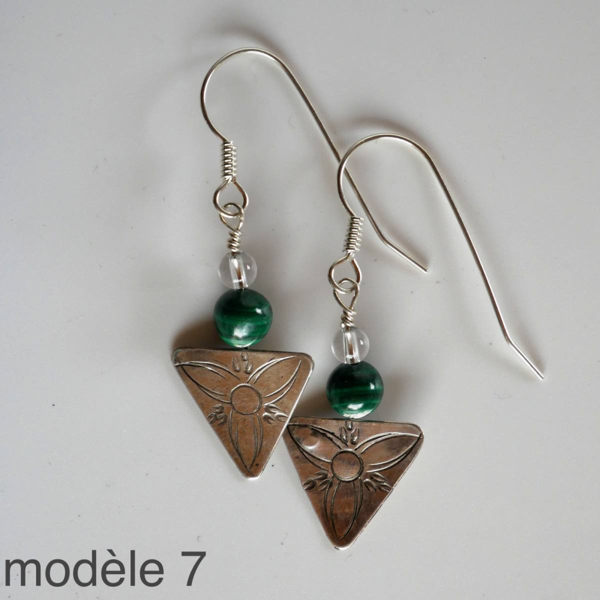 boucles d’oreilles triangulaires en argent avec pierres fines