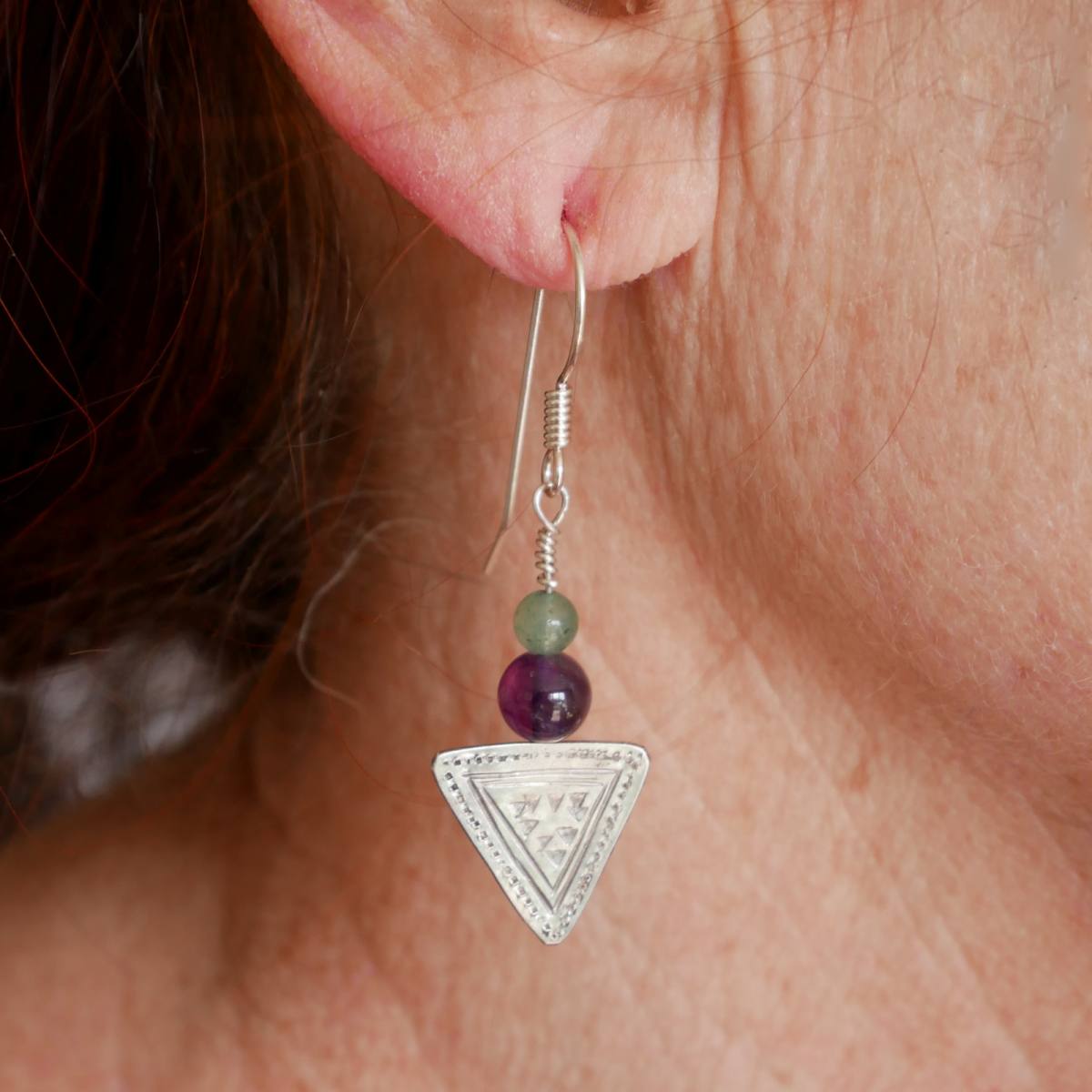 boucles d’oreilles triangulaires en argent avec pierres fines