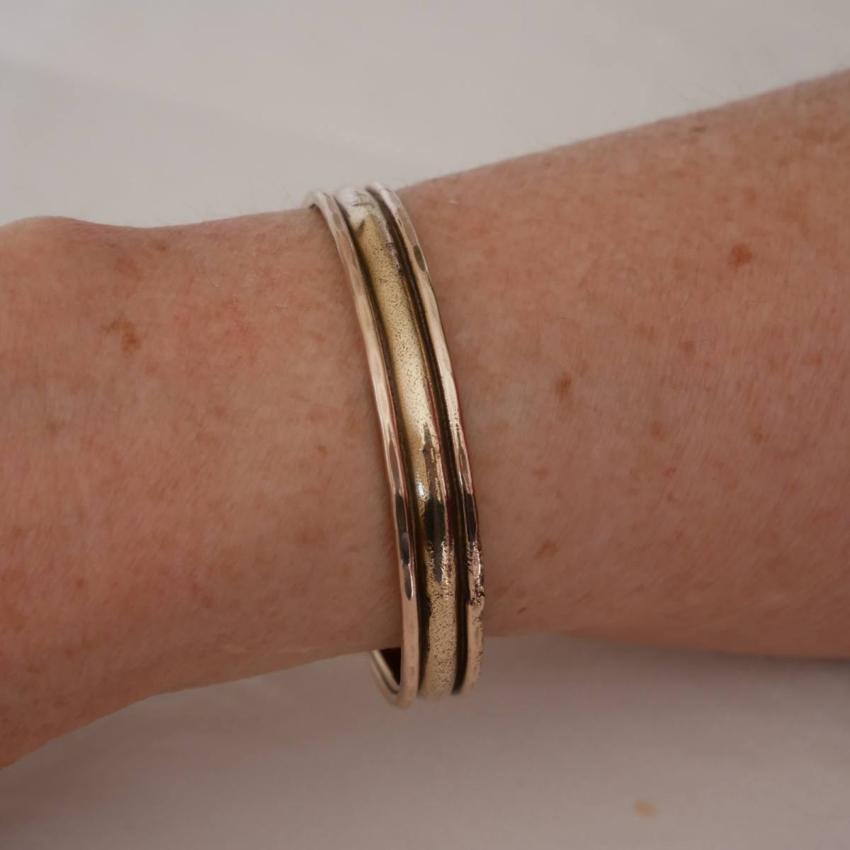 bracelet en bronze martelé entre deux fils soudés