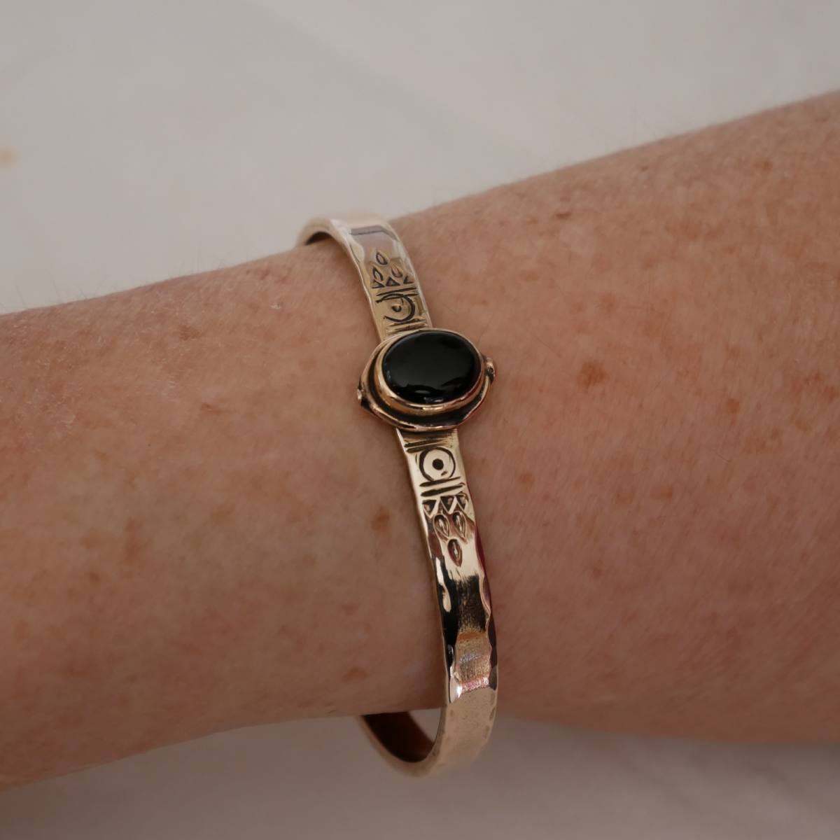 bracelet en bronze gravé décoré d’un onyx noir