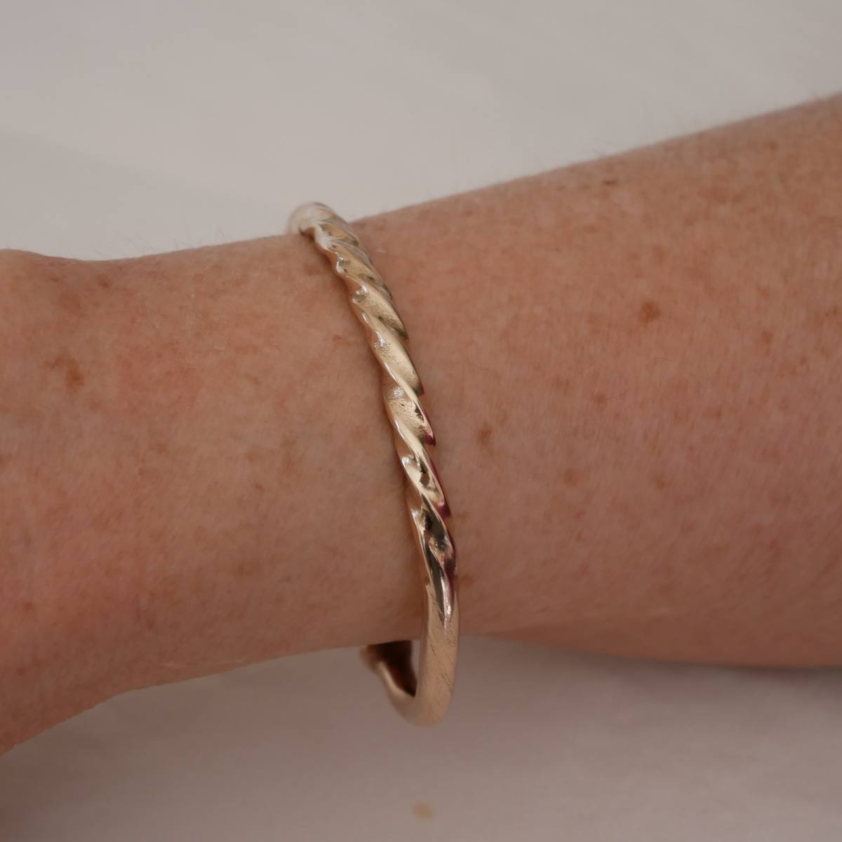 bracelet en fil de bronze torsadé