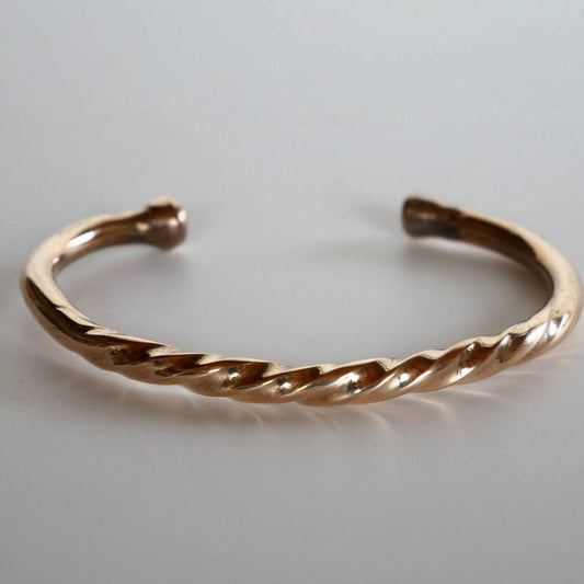 bracelet en fil de bronze torsadé