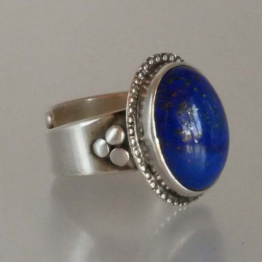 bague réglable en argent massif ornée d’un cabochon de pierre naturelle