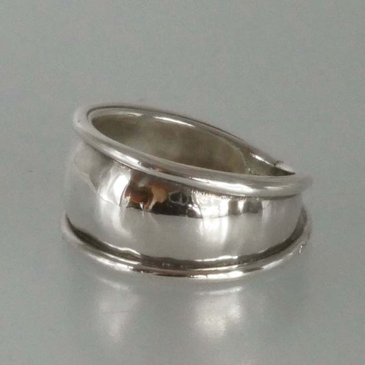 bague en argent martelé avec décor de fils soudés