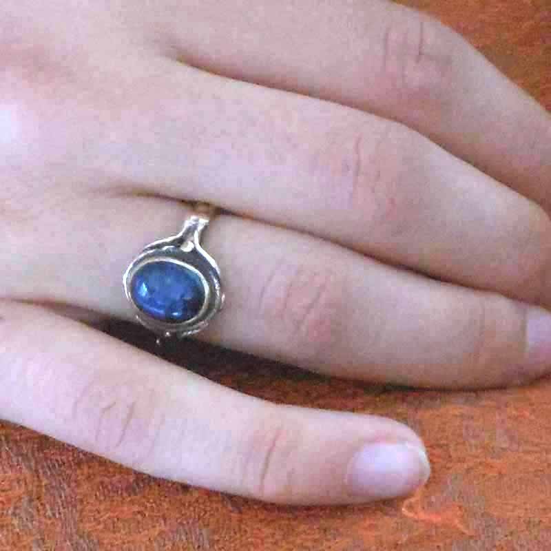 delicate and original bronze ring adorned with a fine stone