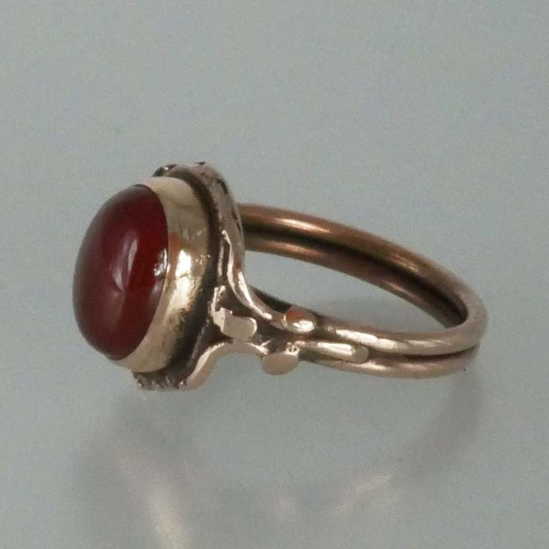 bague en bronze délicate et originale ornée d’un pierre fine