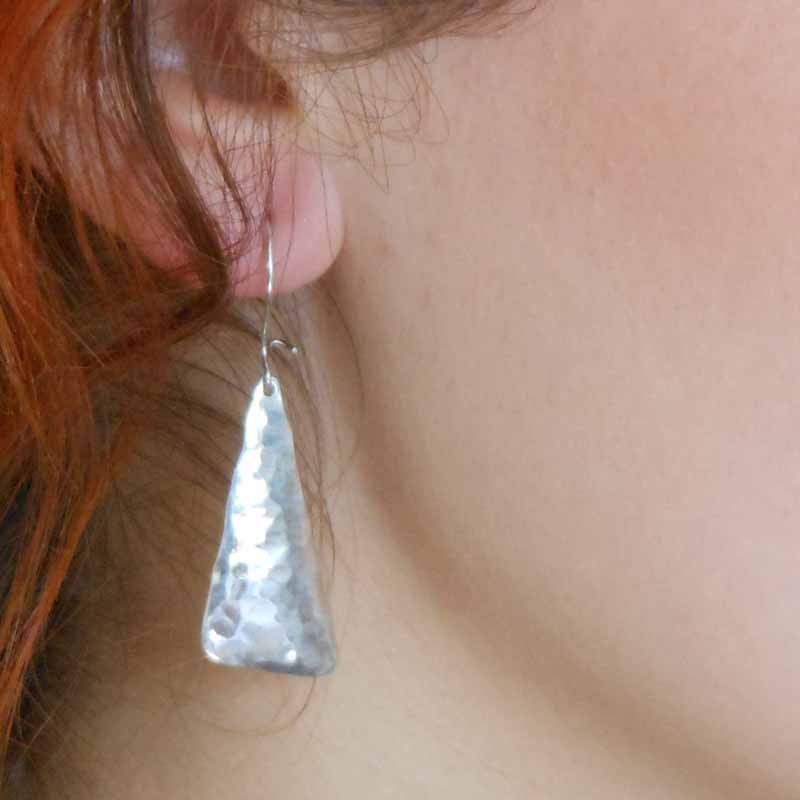 boucles d’oreilles en argent martelé de forme triangulaire