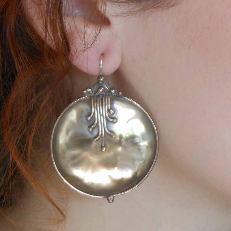 boucles d’oreilles rondes en bronze martelé décorées de fils soudés